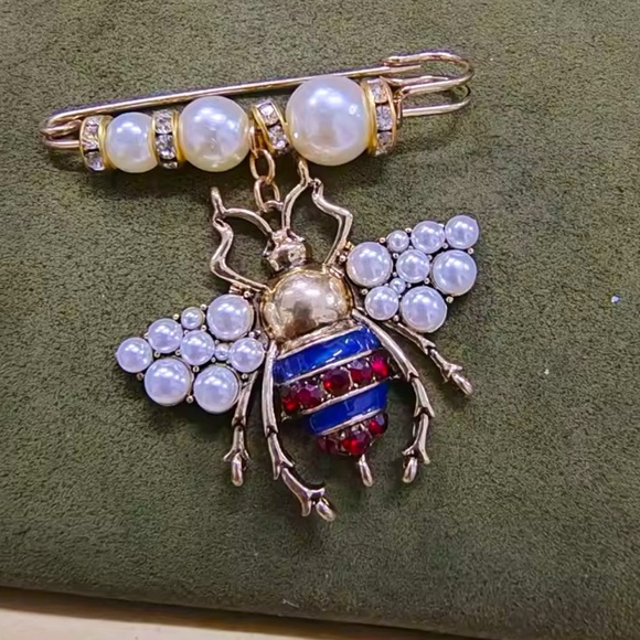 Honeybee Gold Pearl Bee Brooch - Picture 1 of 2